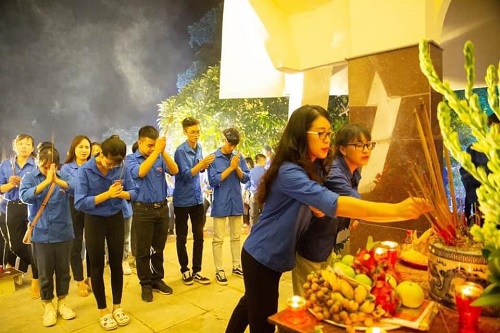 Tuổi trẻ trường THPT Nguyễn Tất Thành  tham gia Lễ “Thắp nến tri ân”  tại nghĩa trang thành phố Việt Trì nhân ngày Thương binh - Liệt sỹ (27/7/2020)