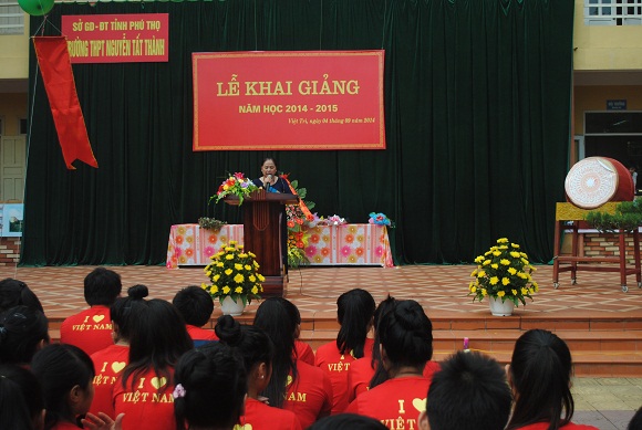 Cô giáo Bùi Thị Phương Bí thư Chi bộ, Hiệu trưởng nhà trường đọc Diễn văn khai giảng năm học mới